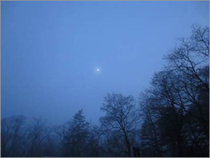 戸隠神社奥社参道入り口から朝6時に見上げた月