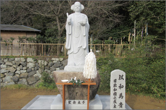 皇産霊神社境内に建立された聖徳太子像