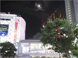 渋谷上空の月と「明日の神話」！