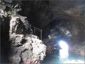 加賀の潜戸の佐太大神の誕生岩