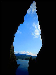加賀の潜戸：仏の洞窟