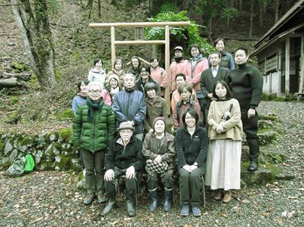 蘆生神社前での鳥居建立式終了後の記念集合写真撮影
