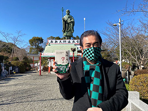 日本一の弘法大師像に新著を報告