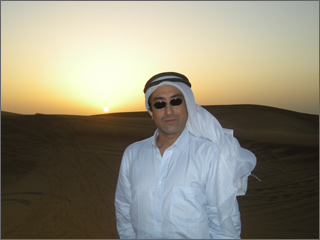 夕日の砂漠に立つ、２１世紀のアラビアのロレンス。