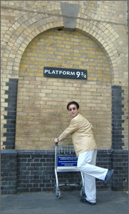 ロンドンのキングス・クロス駅からホグワーツ魔法魔術学校に向かう。
