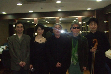 2009年4月10日、世宗劇場Ｍシアターでの公演終了後の楽屋で。
左より、三上敏視、高遠彩子、細野晴臣、鎌田東二、嵯峨治
