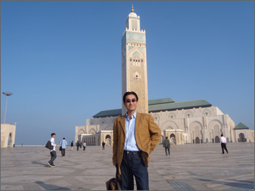 モロッコ最大のモスク＝ハッサン２世大モスクの前で