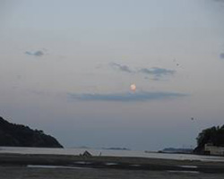 女川湾から登る5月5日夕べの月