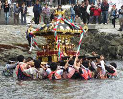 石巻市雄勝町大須の海に入る八幡神社の神輿