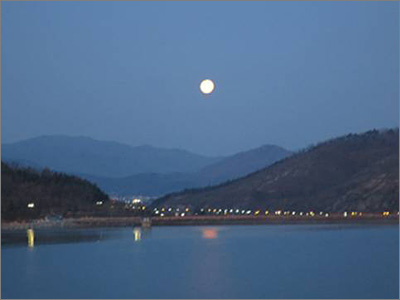 慶州の湖水に映る満