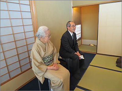 細見美術館の茶室で志村ふくみさんと高橋義人京都大学名誉教授の話をうかがう