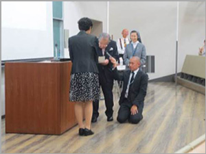 日野原理事長と高木副理事長が「スピリチュアルケア師」に認定証を手渡す場面。